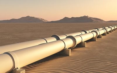 Pipelines in Wüstenlandschaft
