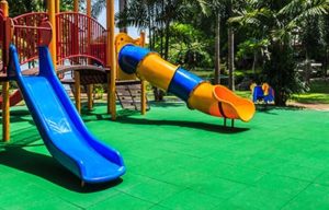 Colorful Playground with Green Elastic Rubber Floor for Children